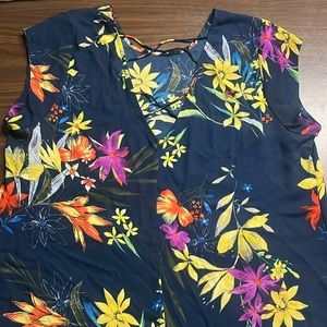 Floral design wide sleeveless top.